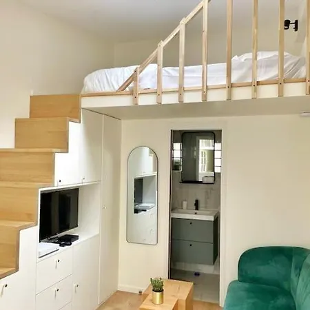 Superb And Design Near The Eiffel Tower