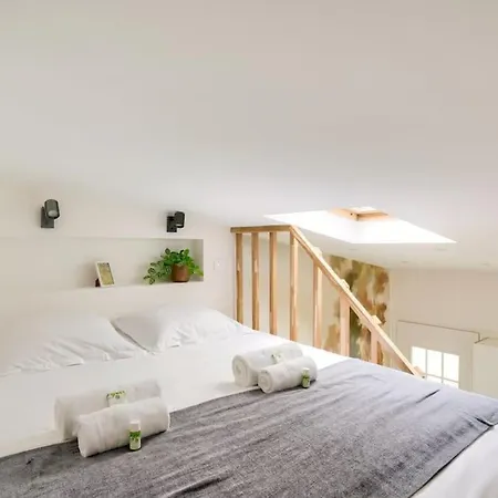 Superb And Design Near The Eiffel Tower Paris