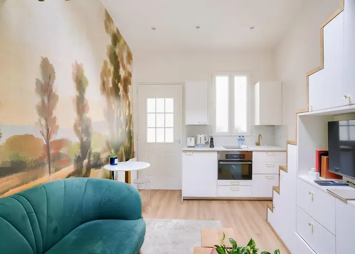 Superb And Design Near The Eiffel Tower *