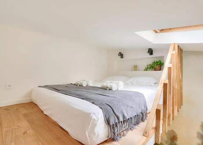 Superb And Design Near The Eiffel Tower *