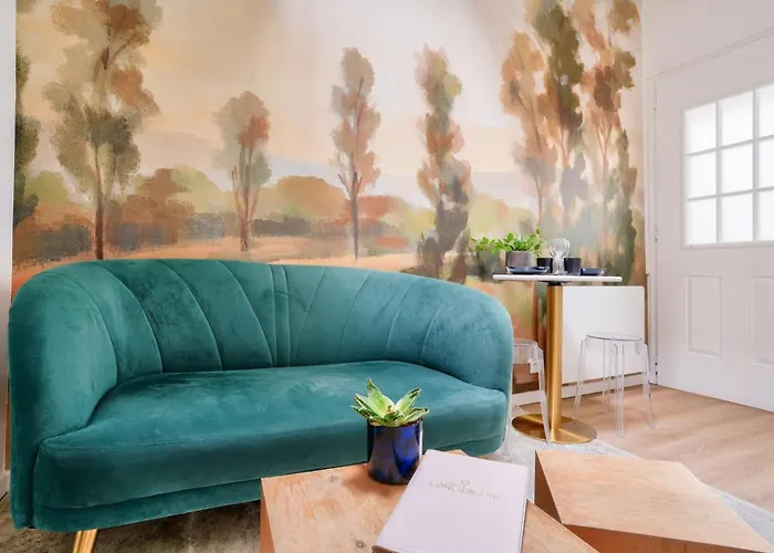 Superb And Design Near The Eiffel Tower *