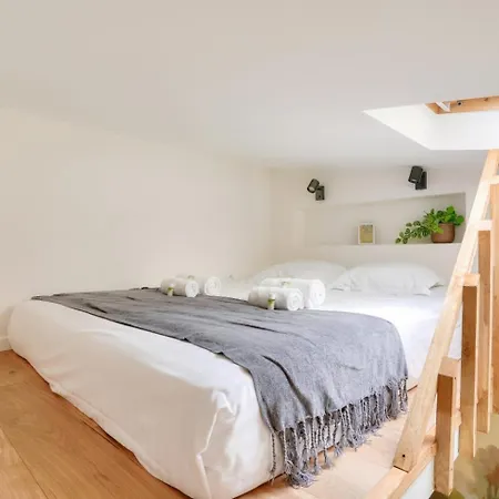 Superb And Design Near The Eiffel Tower *