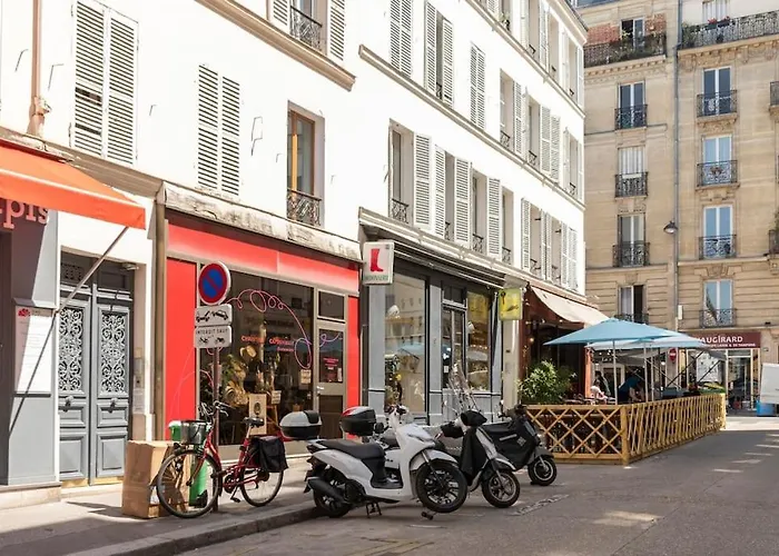 Superb And Design Near The Eiffel Tower Parijs