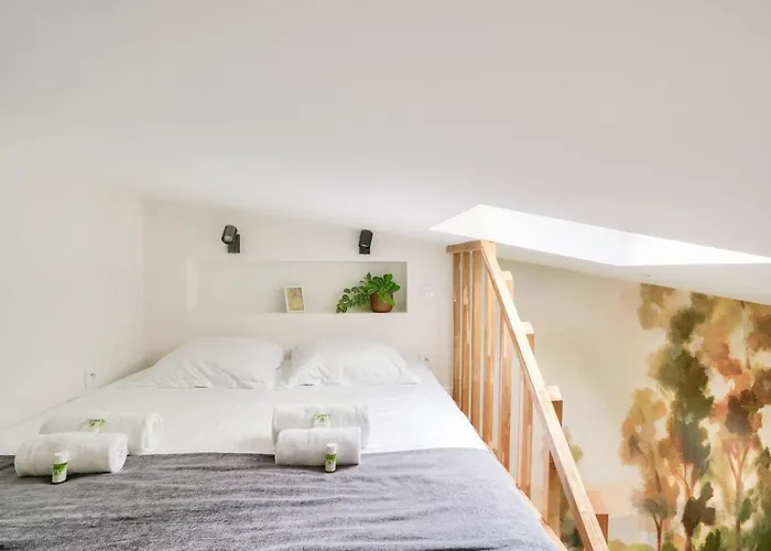 Superb And Design Near The Eiffel Tower Parijs